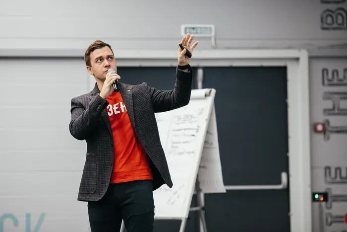 Сергей Езепенко выступает на конференции